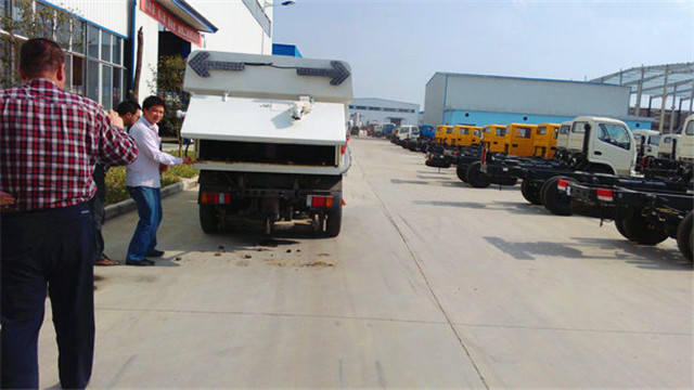 內(nèi)蒙客商正在參觀五十鈴<a href=http://www.hotel701.cn/saoluche/ target=_blank class=infotextkey>掃路車</a>