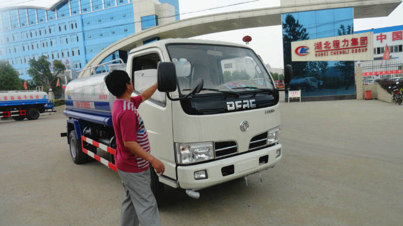 正在給5噸<a href=http://www.hotel701.cn/ssc target=_blank class=infotextkey>灑水車</a>做出廠前準備