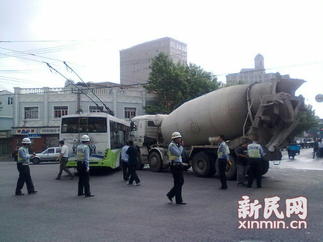 一輛19路電車在新閘路成都北路路口被一輛水泥<a href=http://www.hotel701.cn/jbc/ target=_blank class=infotextkey>攪拌車</a>攔腰撞擊，車毀嚴(yán)重。通訊員 殷佳維 攝