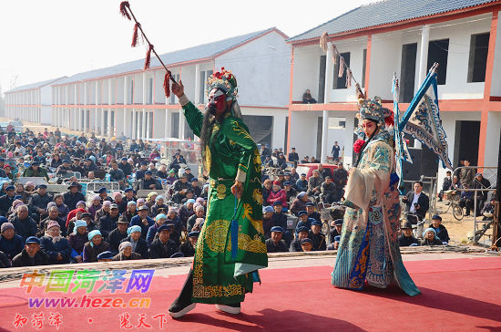 “人大代表號”大型流動<a href=http://www.hotel701.cn/wtc/ target=_blank class=infotextkey>舞臺車</a>駛進李村鎮(zhèn)