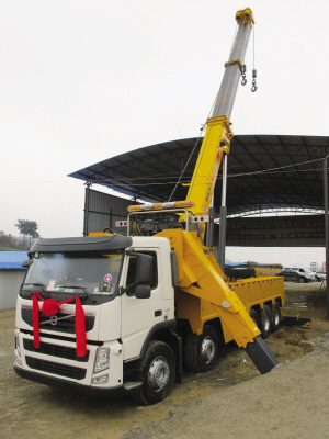 昨日,目前國內最大噸位的道路<a href=http://www.hotel701.cn/qzc/ target=_blank class=infotextkey>清障車</a>正式“落戶”貴陽。該清障車車價近300萬元,集吊裝、拖車于一體,最大起吊高度13.2米,最大拖牽重量54噸,最大起吊重量60噸,可安全快速地對交通事故中側翻的重型貨車、重型<a href=http://www.hotel701.cn/ygc/ target=_blank class=infotextkey>油罐車</a>等進行起吊、救援和拖運,及時恢復現場交通。曾秦 攝