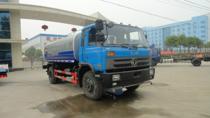 程力廠門 前的東風153<a href=http://www.hotel701.cn/ssc target=_blank class=infotextkey>灑水車</a>