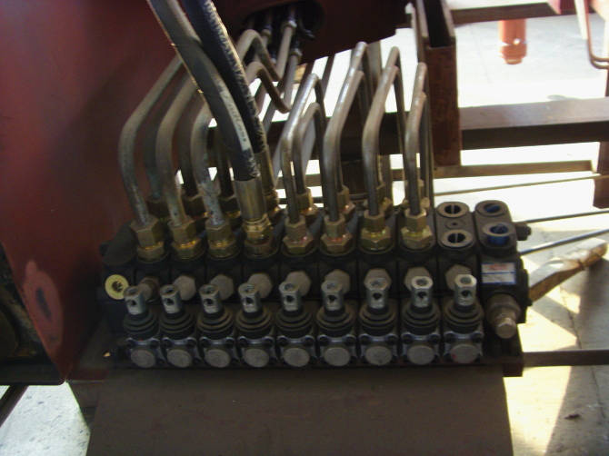  多路換向閥是<a href=http://www.hotel701.cn/scd/ target=_blank class=infotextkey>隨車吊</a>的操作系統(tǒng)