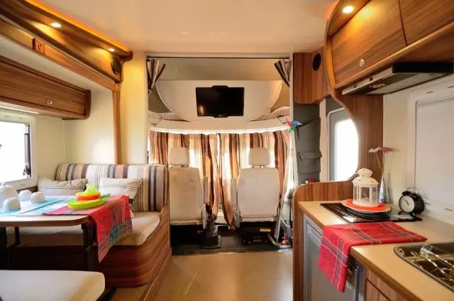 適合國(guó)內(nèi)使用的自行式C型房車 適合國(guó)內(nèi)使用的自行式C型房車